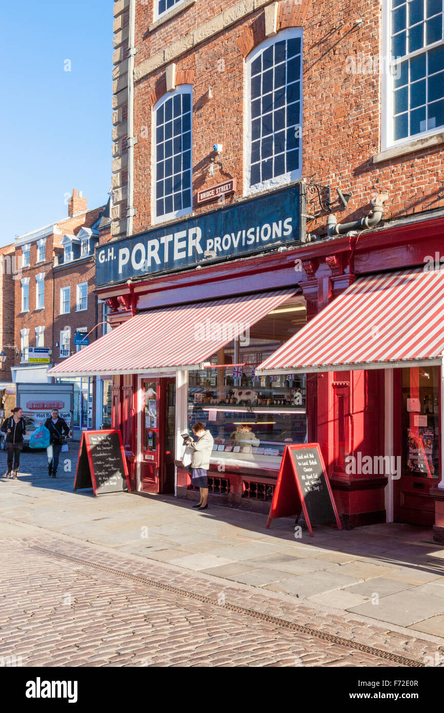 Boucherie traditionnelle avec des auvents. Dispositions porter à Newark on Trent, Lancashire, England, UK Banque D'Images