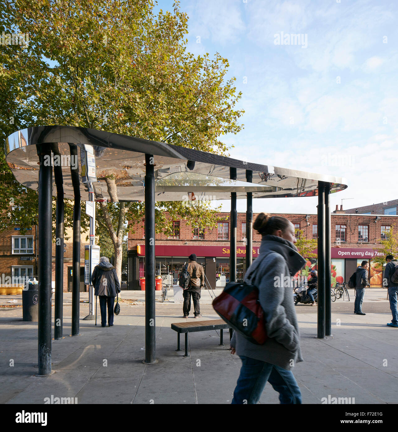 Abri Bus dans son contexte. Binfield Road abri bus, Stockwell Framework Masterplan, Londres, Royaume-Uni. Architecte : DS Banque D'Images