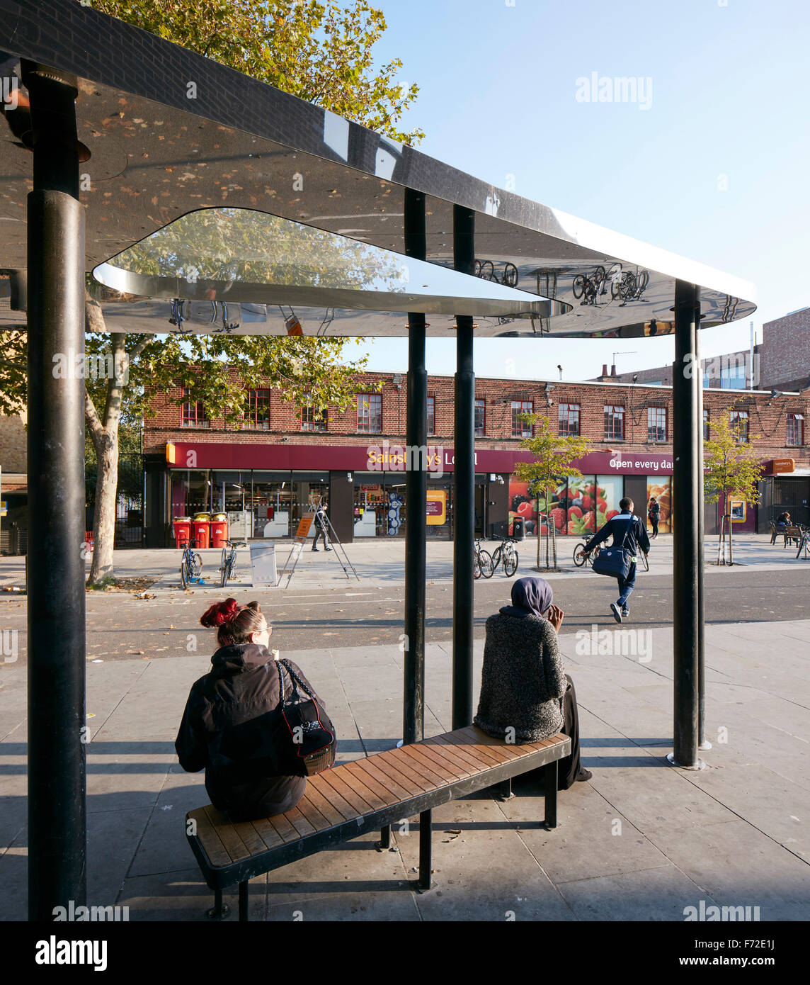 Abri Bus avec banc et lumière du matin. Binfield Road abri bus, Stockwell Framework Masterplan, Londres, Royaume-Uni. Arc Banque D'Images