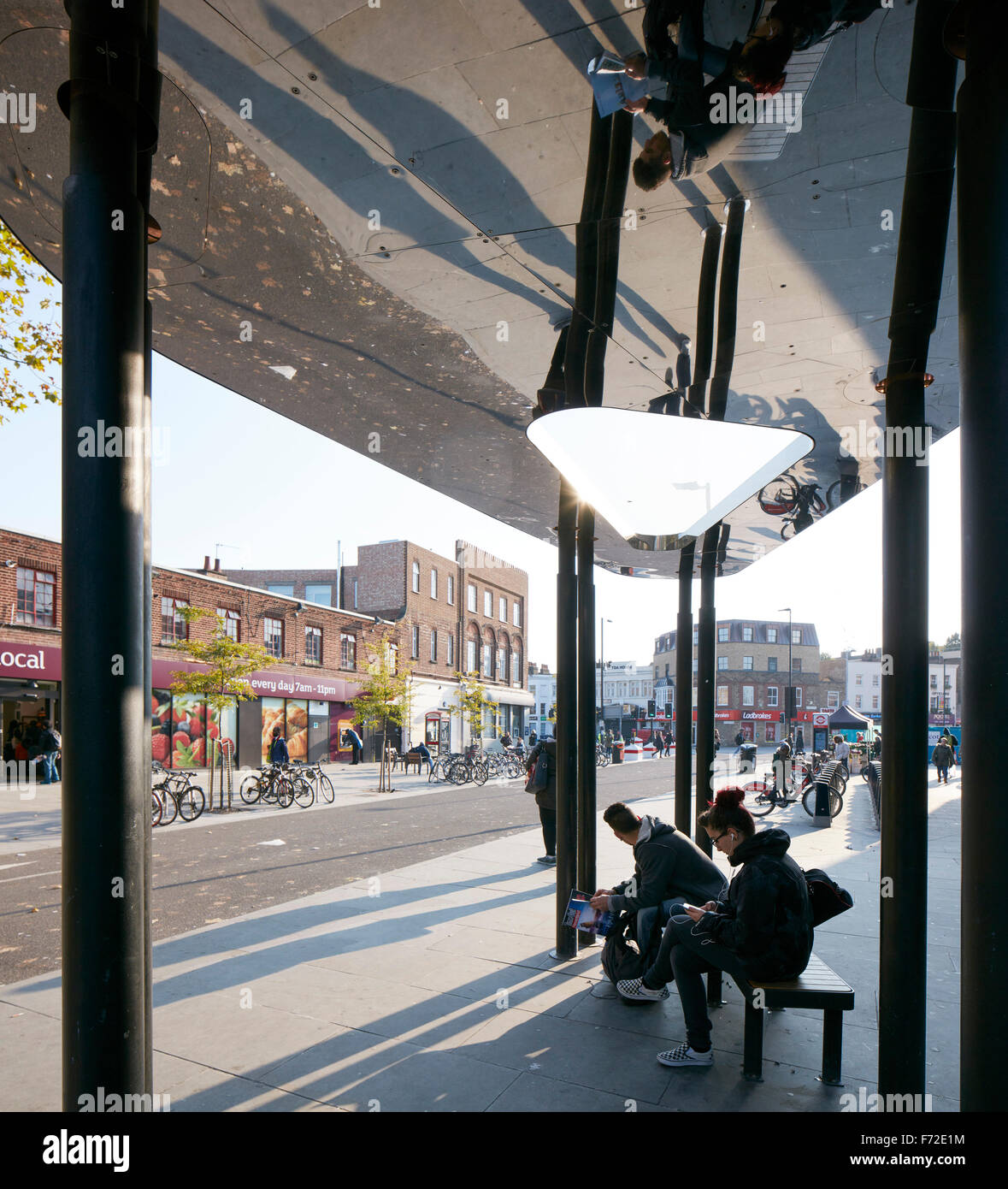 Abri Bus avec réflecteur soffite. Binfield Road abri bus, Stockwell Framework Masterplan, Londres, Royaume-Uni. Architecte Banque D'Images