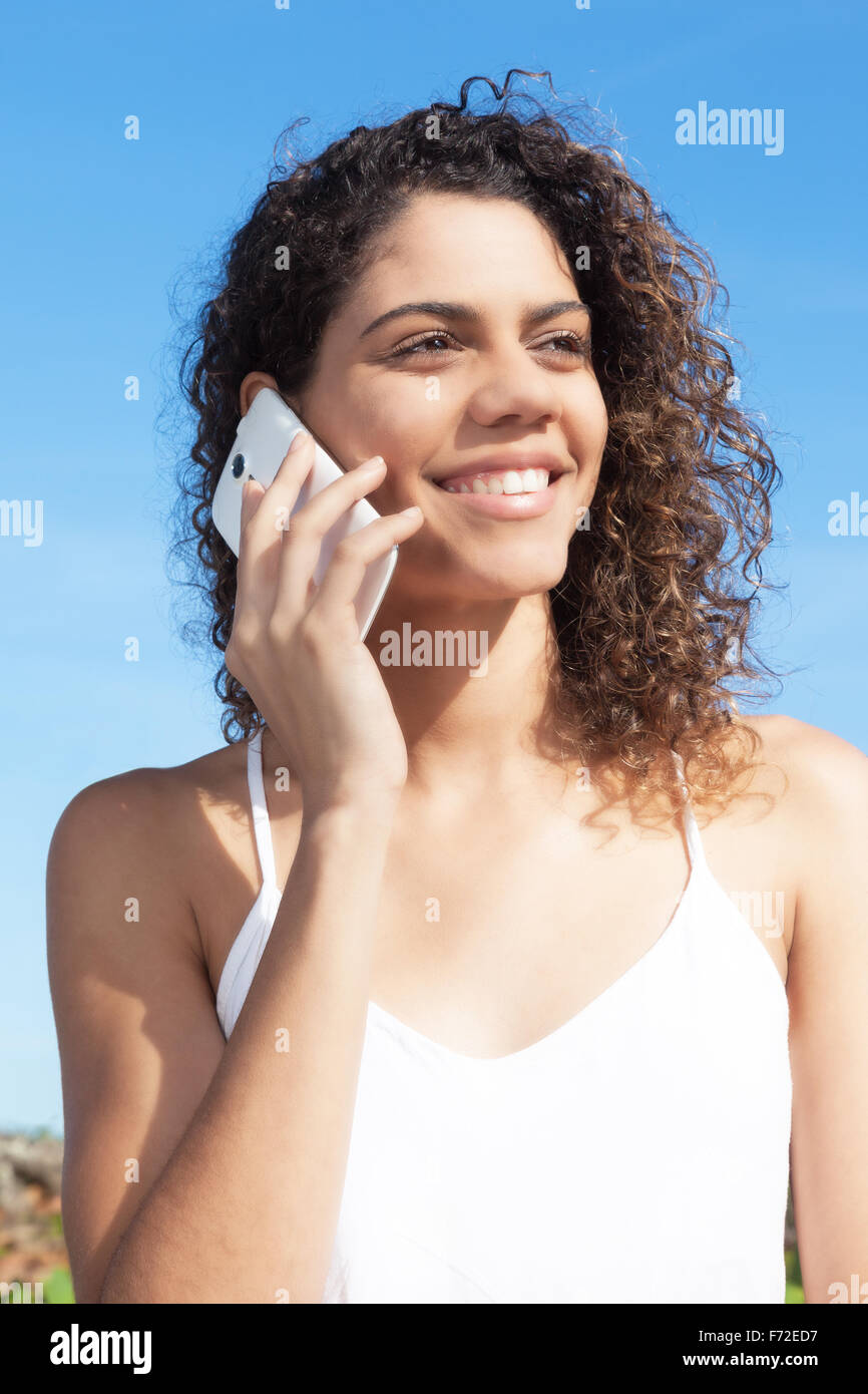 Belle femme latine parlant au téléphone Banque D'Images