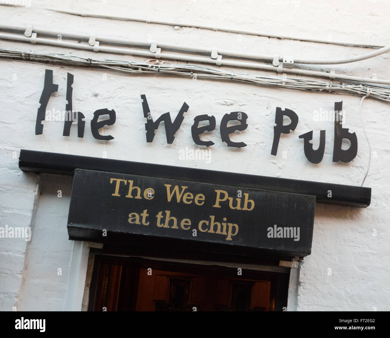 Le petit panneau à l'entrée de la Pub Restaurant puce omniprésent, Ashton Lane, Glasgow, Scotland, UK - le plus petit pub en Ecosse Banque D'Images