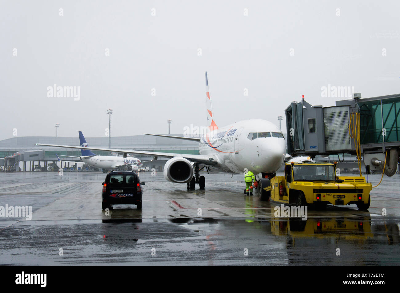 Vaclav Havel l'aéroport de Prague, Ruzyne, agence de voyage, avion SmartWings, pluie, brouillard, brouillard, pluie Banque D'Images