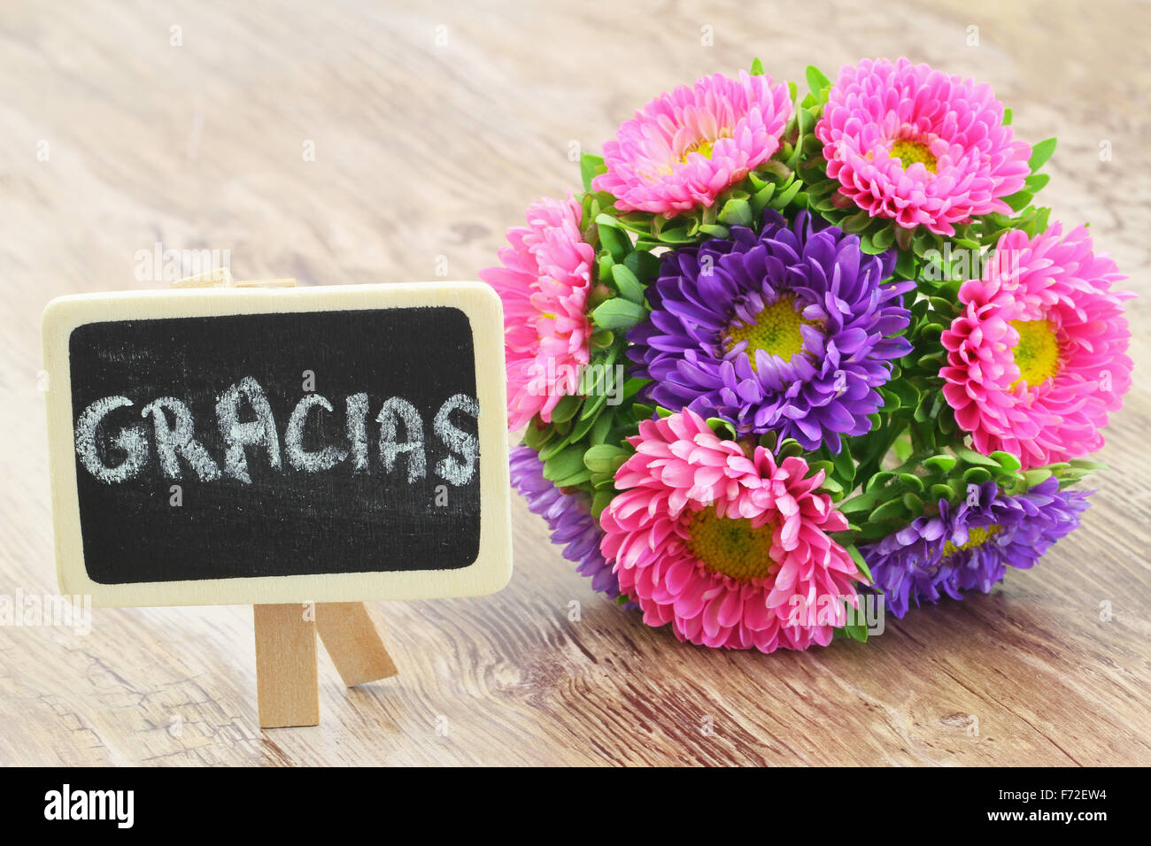 Gracias (merci en espagnol) écrit sur mini tableau noir avec des fleurs de l'aster Banque D'Images