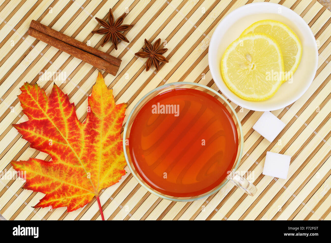 Feuille d'automne, tasse de thé, citron, l'anis étoilé et la cannelle Banque D'Images