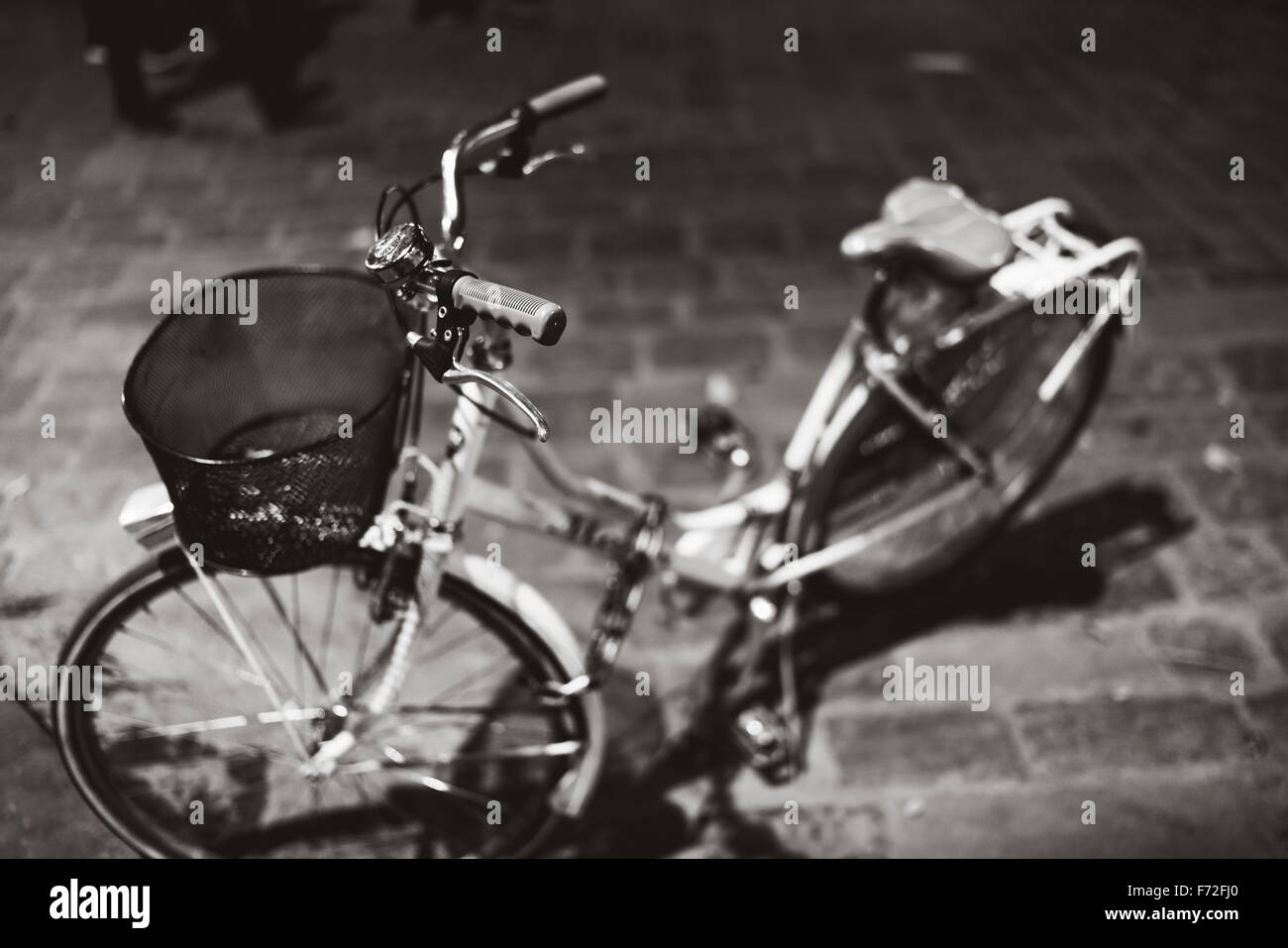 Un vélo debout dans un carré à Florence en mono. Banque D'Images