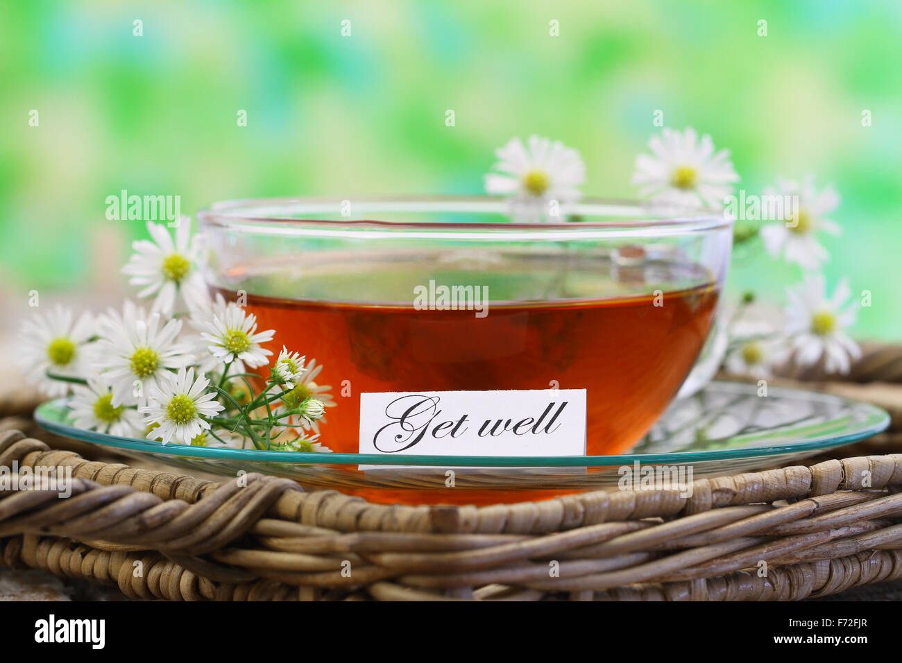 Carte de prompt avec tasse de thé et fleurs de camomille Banque D'Images