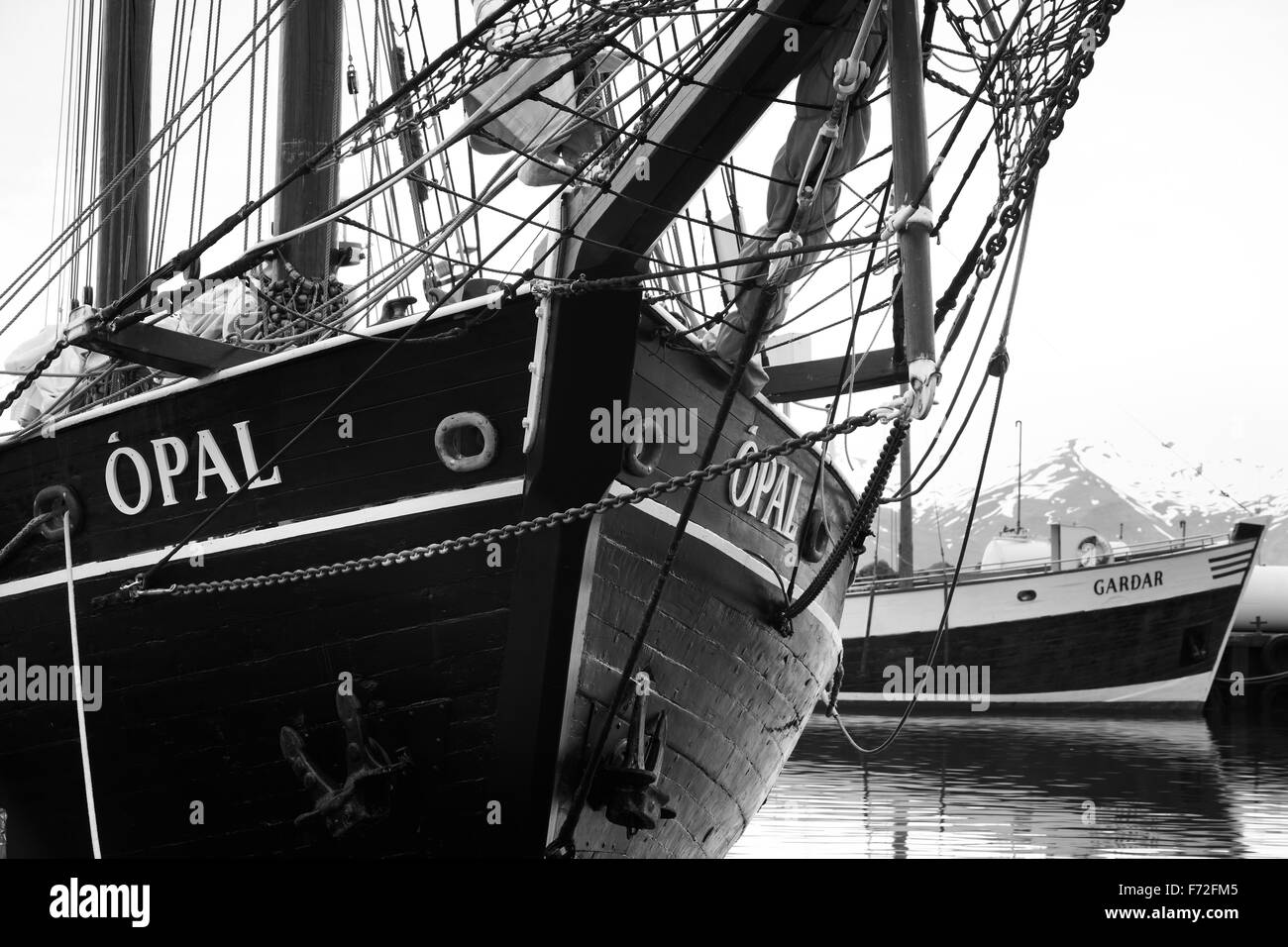 Voilier en bois et cordes de mât détails Islande Husavik Harbour. Banque D'Images