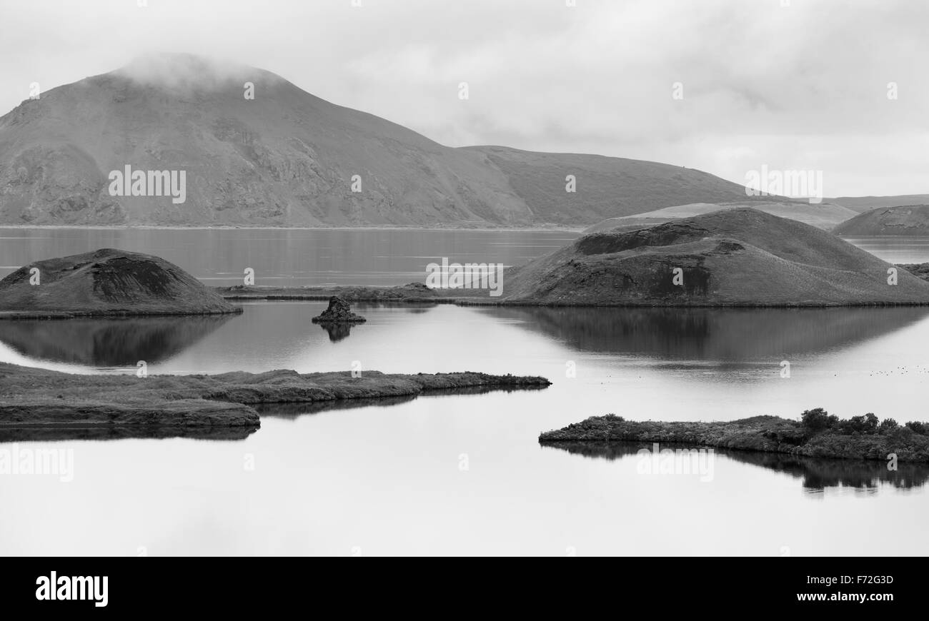 Caractéristique géologique des formations de lave et le lac en Islande Banque D'Images