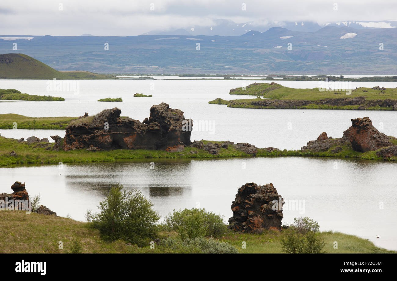 Caractéristique géologique des formations de lave et le lac en Islande Banque D'Images