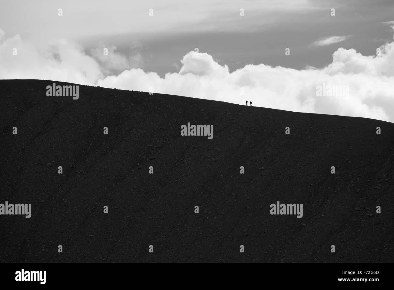Silhouette de la montagne et deux personnes à Hverfell volcan éteint d'Islande Myvatn en pente Banque D'Images