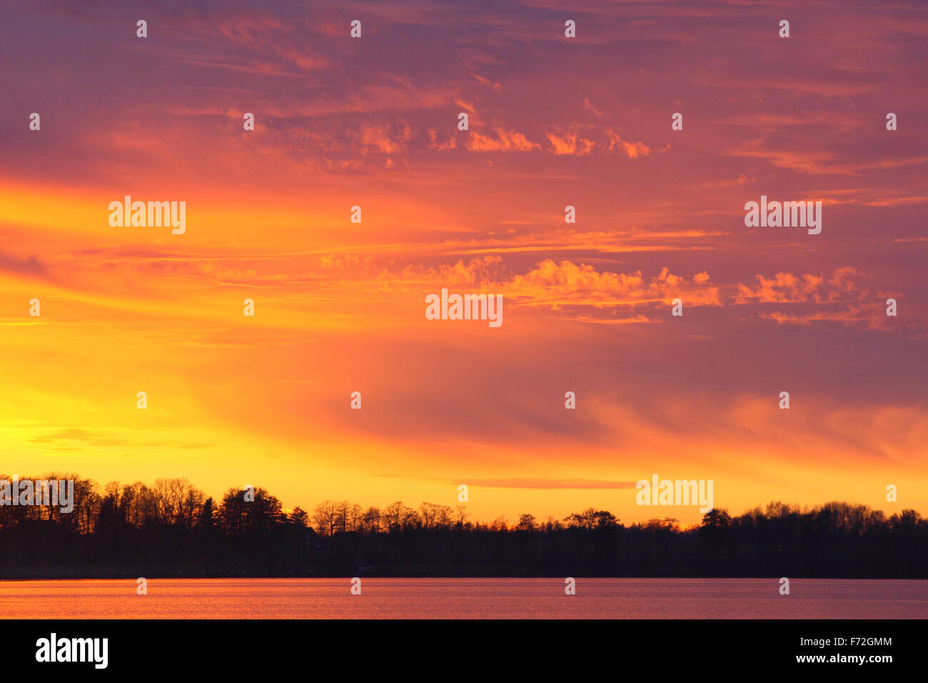 Beau coucher de soleil nuages sur le lac Saadjärv. L'Estonie Banque D'Images
