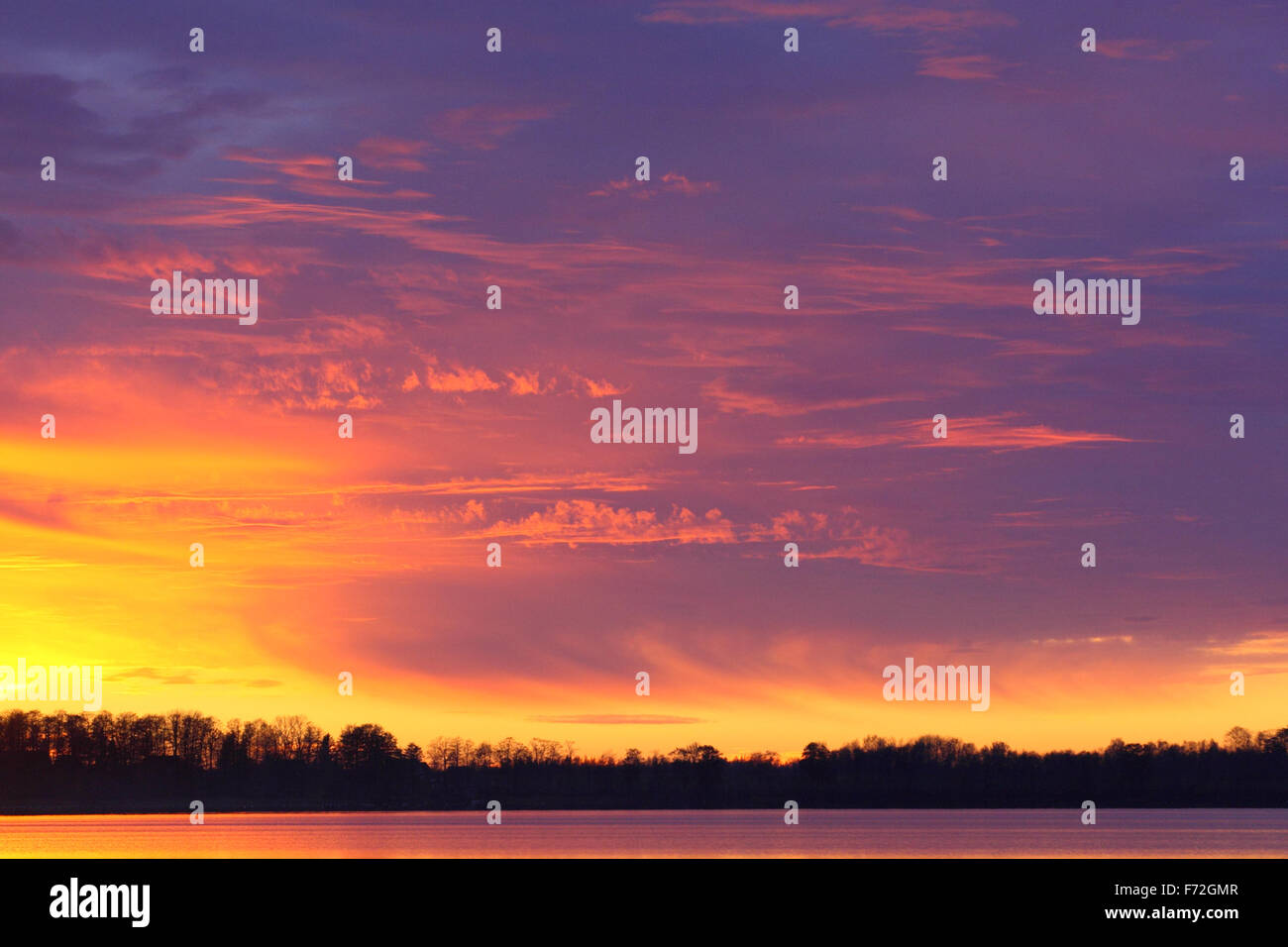 Beau coucher de soleil nuages sur le lac Saadjärv. L'Estonie Banque D'Images