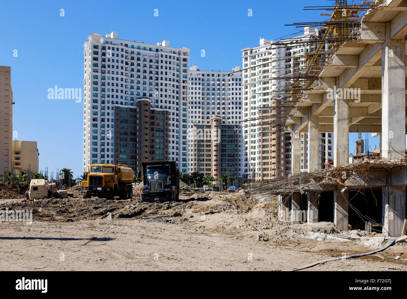Bâtiment en construction, Puerto Vallarta, Mexique avec hi rise apartments à l'arrière-plan Banque D'Images