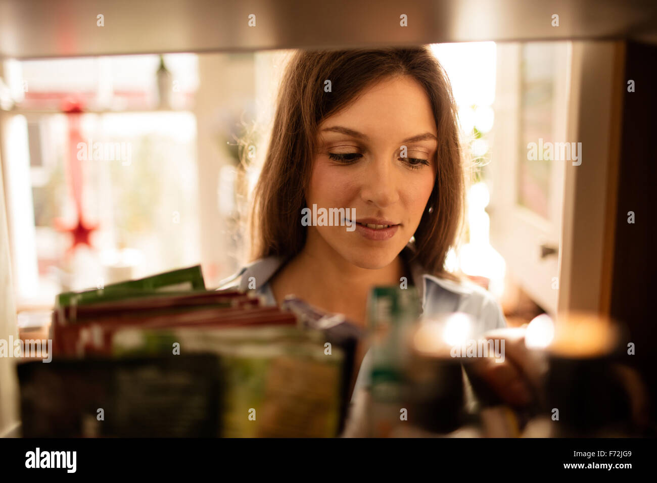 Young Woman picking plateau Banque D'Images