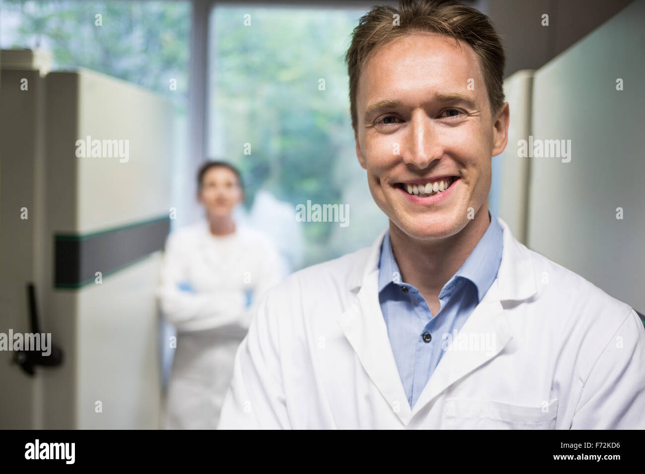 Deux scientifiques smiling at camera Banque D'Images
