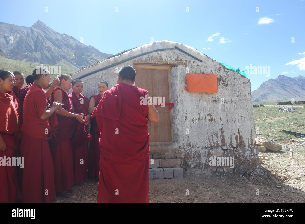 Les nonnes bouddhistes à l'ouverture d'une nouvelle entreprise sociale/bénévole construit une serre, le Spiti Valley, Himalaya Indien Banque D'Images