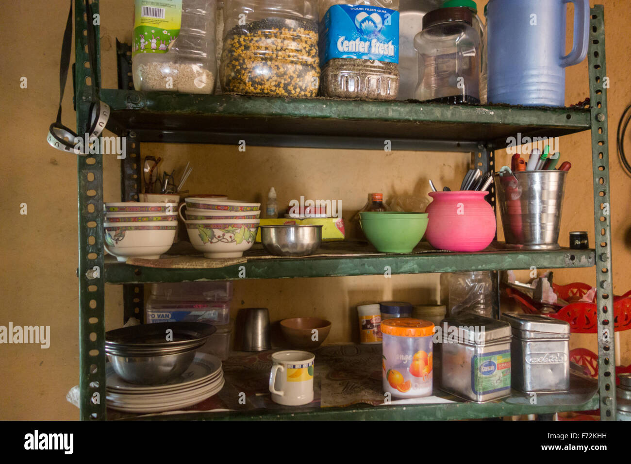 Étagères de cuisine dans l'Himalaya à distance hébergement en famille - La Vallée de Spiti, Himachal Pradesh, Inde Banque D'Images