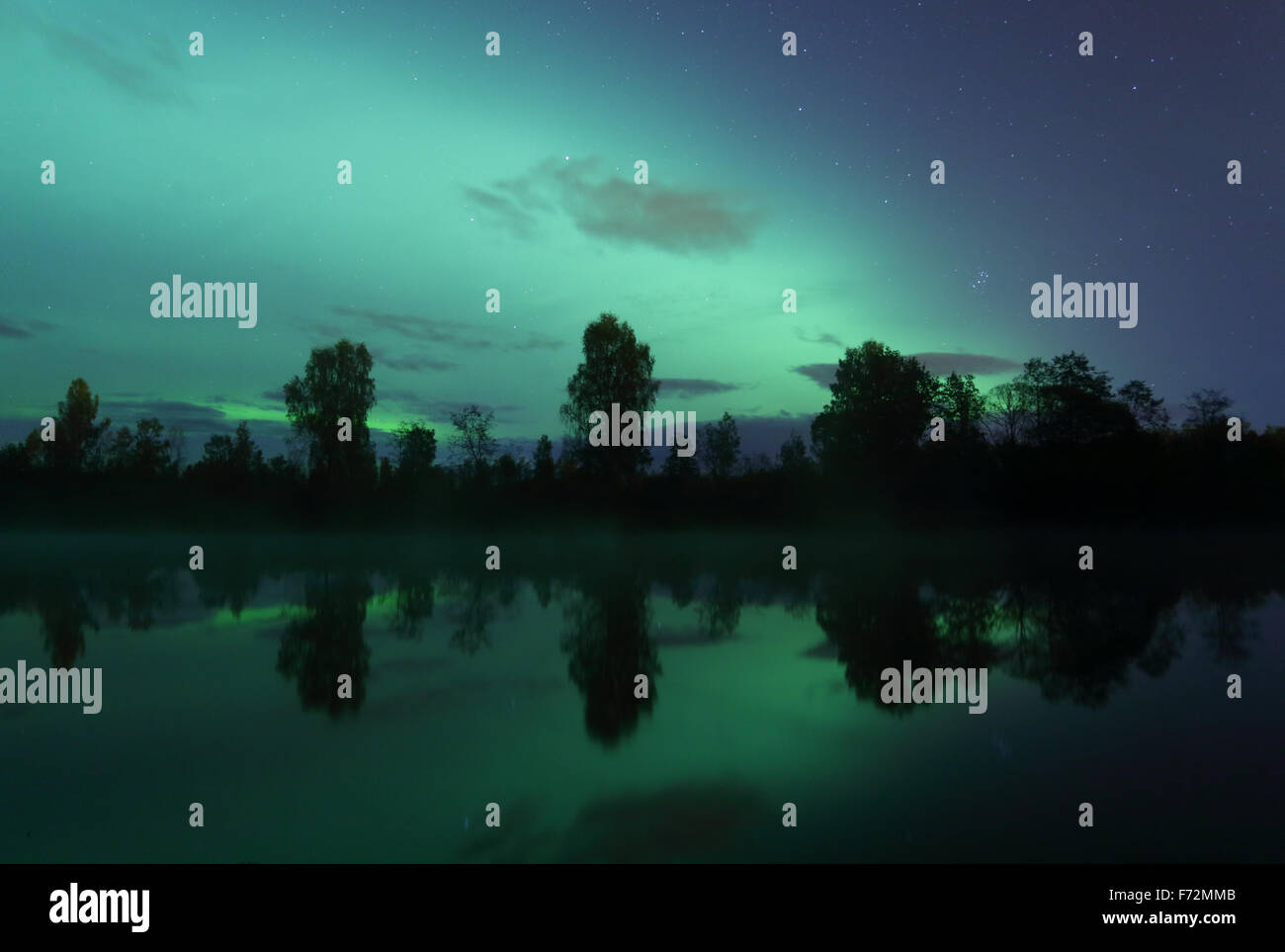 Northern Lights (aurores boréales) reflète dans la rivière Emajõgi, Estonie Banque D'Images