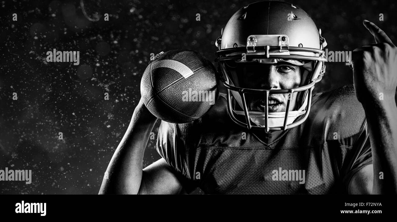 Image composite de portrait de joueur de football américain des gestes tout en maintenant ball Banque D'Images