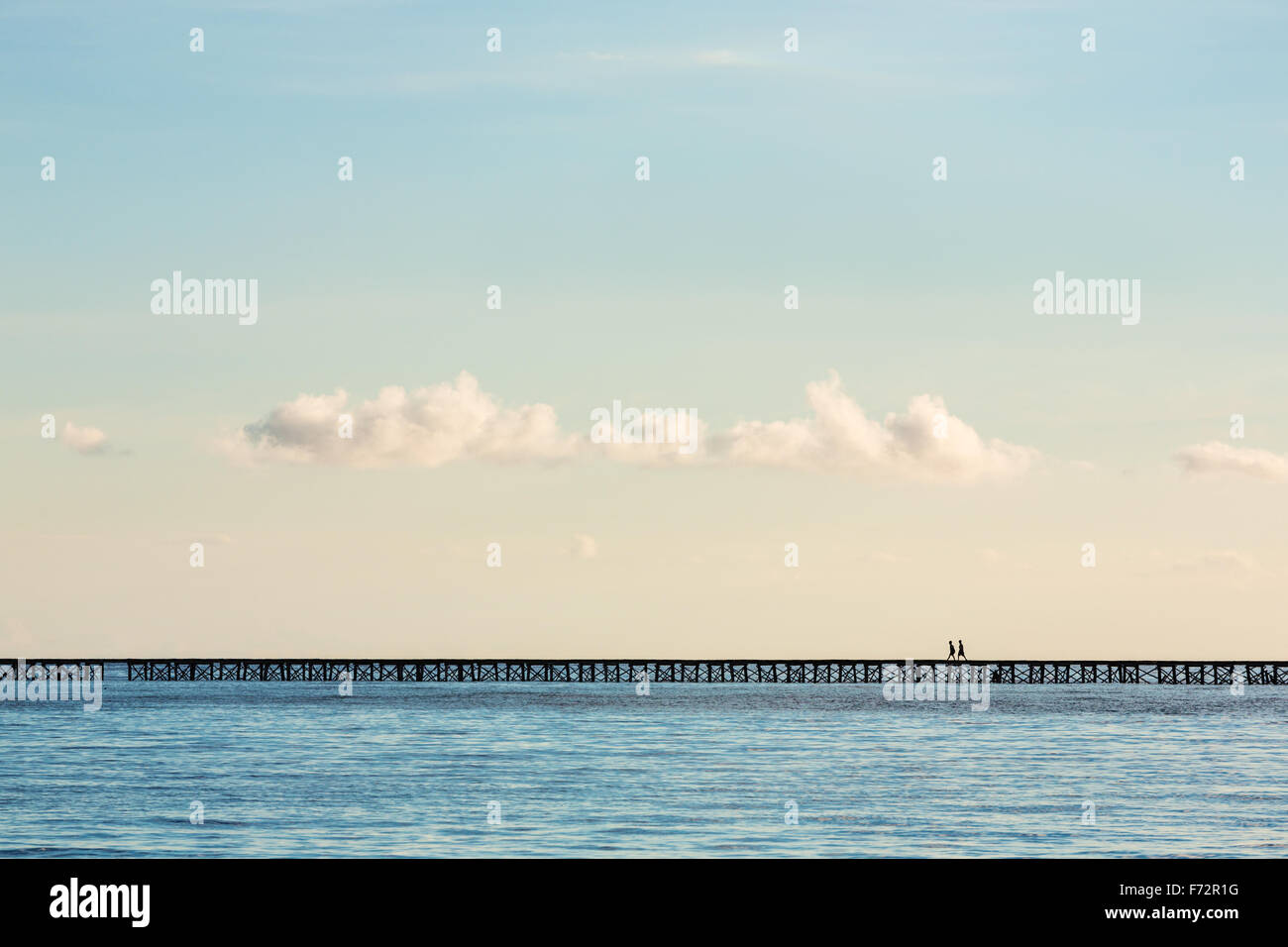 Les gens de l'Est (sur le village des îles Togian traversant le pont vers le continent, l'Indonésie. Banque D'Images