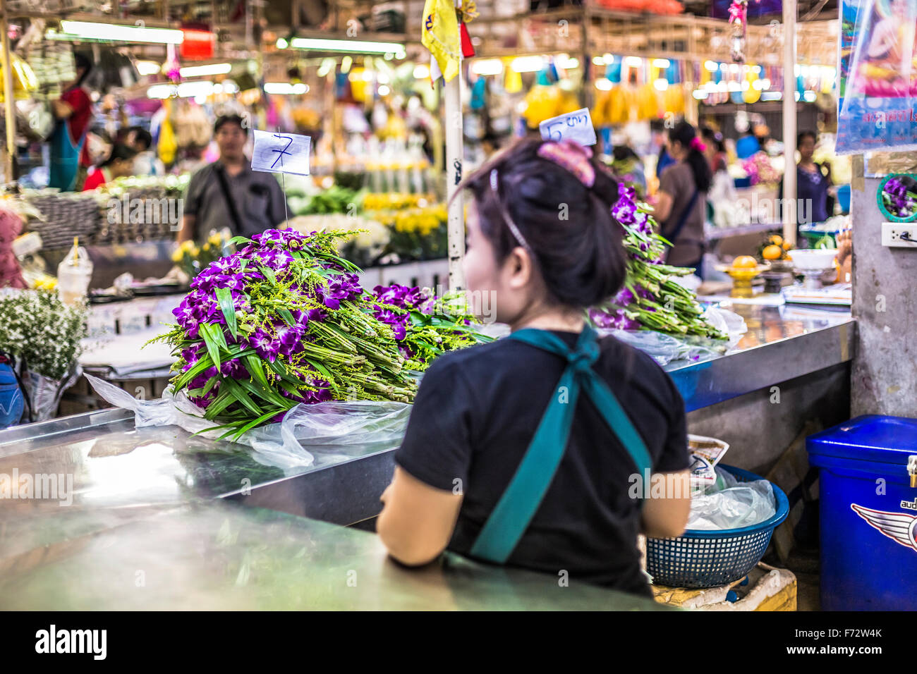 BANGKOK, THAÏLANDE - 07 NOVEMBRE 2015 : femme locale vend Thai style garland (Phuang Malai) à un marché près de Silom Road, Bangkok, Banque D'Images