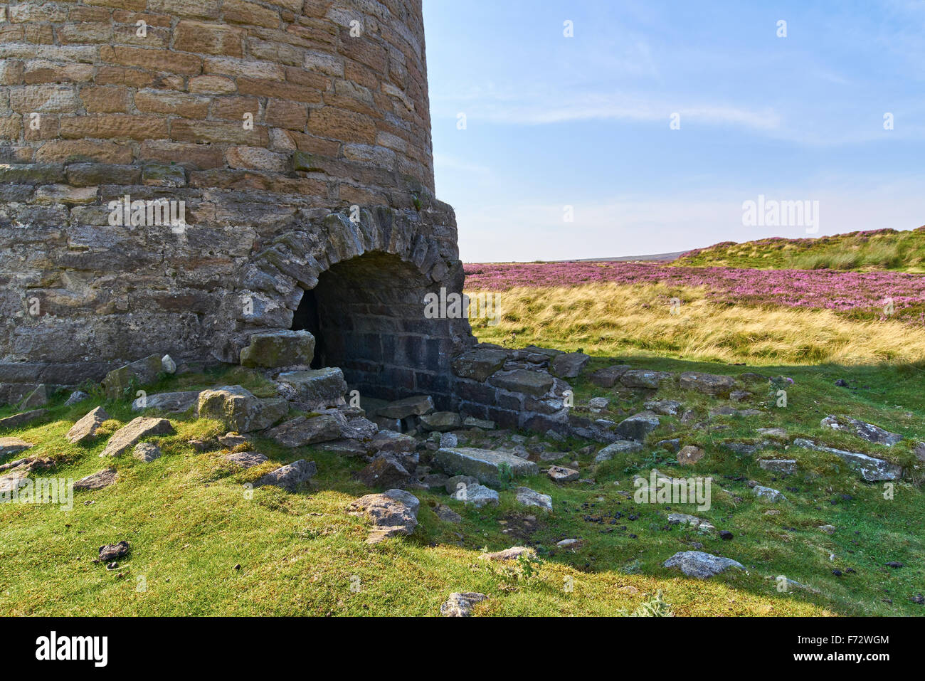 Les vestiges d'une cheminée d'extraction de plomb, Edmundbyers commune dans le comté de Durham campagne anglaise. Banque D'Images
