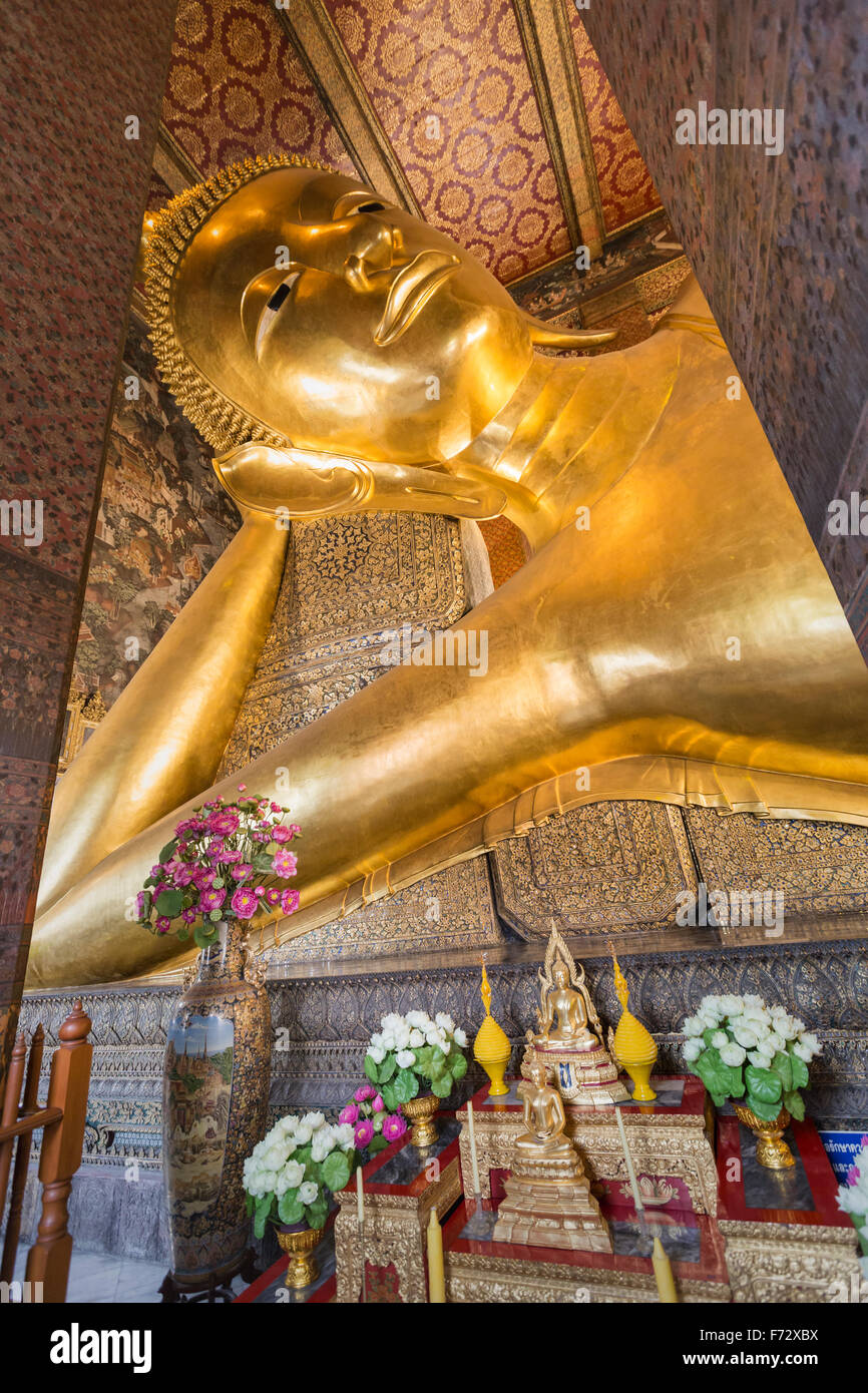 Bouddha couché statue d'or, le Wat Pho, Bangkok, Thaïlande Banque D'Images