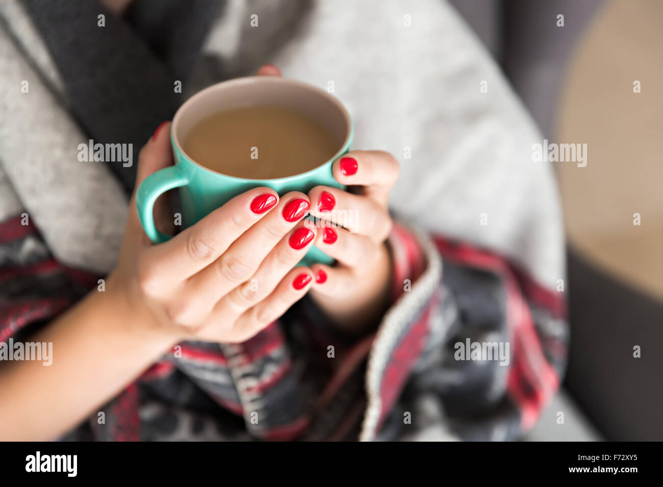 Femme tenant une tasse de boisson chaude Banque D'Images
