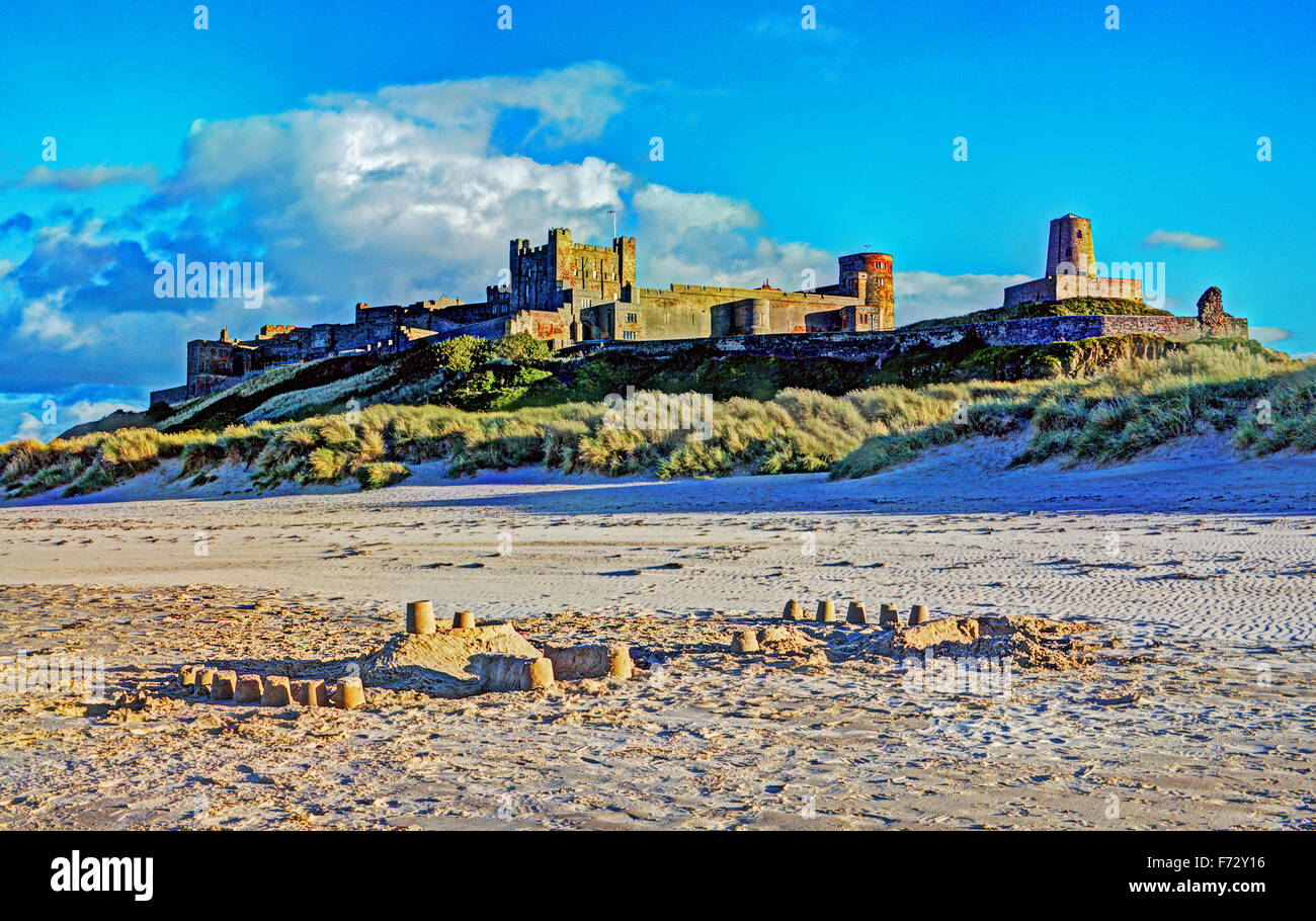 Châteaux de sable sur la plage, à côté du château de Bamburgh. Un reste de plaisir de vacances Banque D'Images