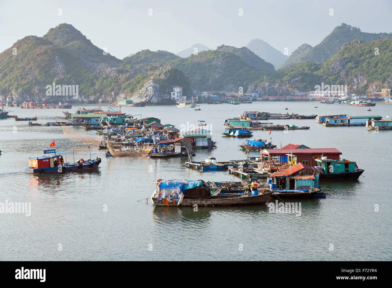 Village flottant dans la baie d'Halong, Vietnam Banque D'Images