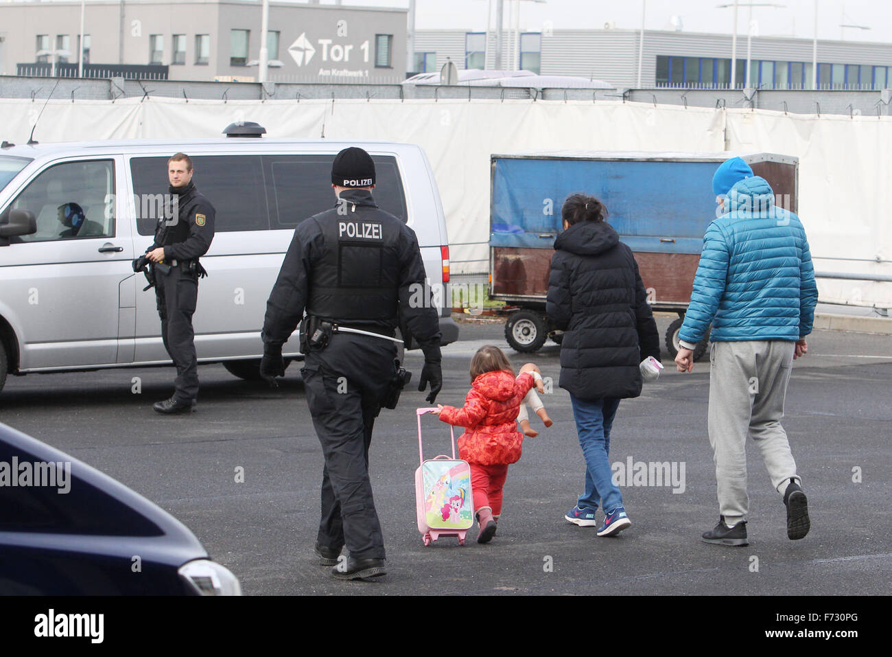 Markranstädt, Allemagne. 24 Nov, 2015. Accompagner la police d'asile déboutés de leur vol à Belgrade, à l'aéroport de Leipzig-Halle, à Markranstädt, Allemagne, 24 novembre 2015. PHOTO : SEBASTIAN WILLNOW/DPA/Alamy Live News Banque D'Images