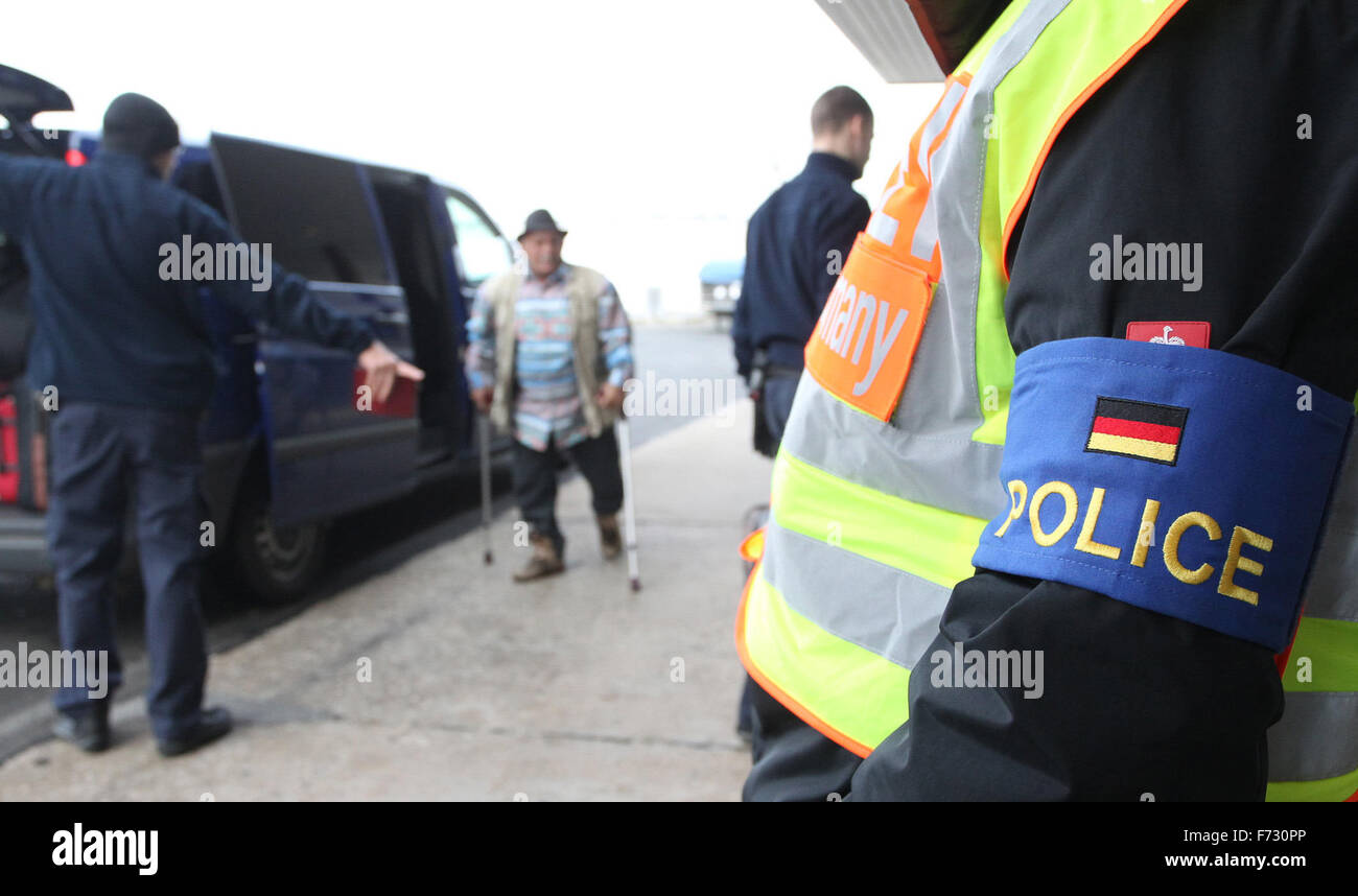 Markranstädt, Allemagne. 24 Nov, 2015. Accompagner la police d'asile déboutés de leur vol à Belgrade, à l'aéroport de Leipzig-Halle, à Markranstädt, Allemagne, 24 novembre 2015. PHOTO : SEBASTIAN WILLNOW/DPA/Alamy Live News Banque D'Images