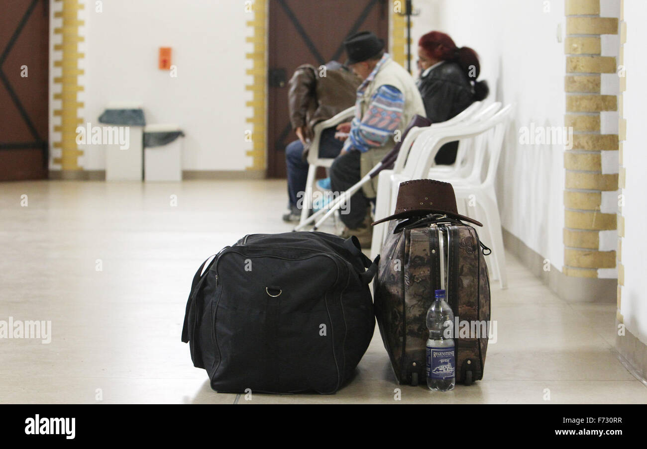 Leipzig, Allemagne. 24 Nov, 2015. Les demandeurs d'asile attendent d'être transportés à l'aéroport du centre de la garde à vue dans le centre de Leipzig, Allemagne, 24 novembre 2015. PHOTO : SEBASTIAN WILLNOW/DPA/Alamy Live News Banque D'Images