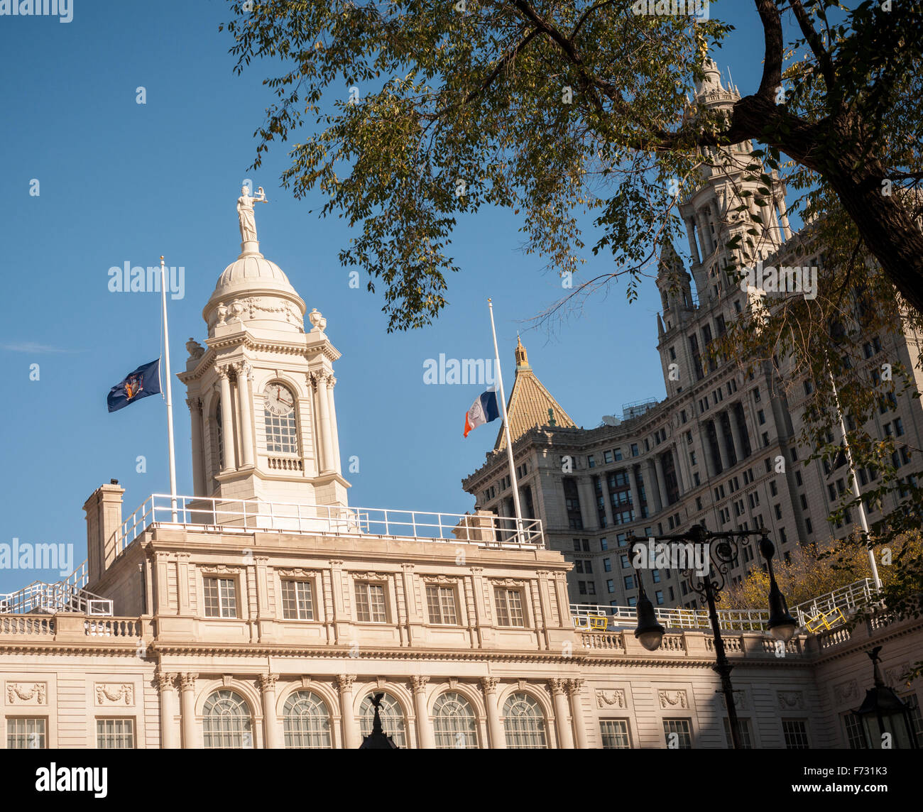 Je vois des drapeaux en berne à l'Hôtel de ville de New York le dimanche, Novembre 15, 2015 en l'honneur des victimes de la Paris des attaques terroristes. Drapeaux de la ville sont en berne pendant la période de deuil de trois jours pour les victimes. (© Richard B. Levine) Banque D'Images