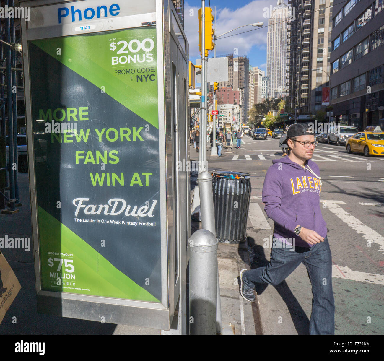 Publicité pour le site web de fantasy football FanDuel à New York le samedi 14 novembre, 2015. FanDuel et autres sites web de fantasy football ont reçu l'ordre d'arrêter par le bureau du procureur général NYS prétendant qu'ils sont des sites de jeu par opposition à des jeux d'adresse. FanDuel DraftKings et poursuivent pour se permettre de continuer à fonctionner. (© Richard B. Levine) Banque D'Images
