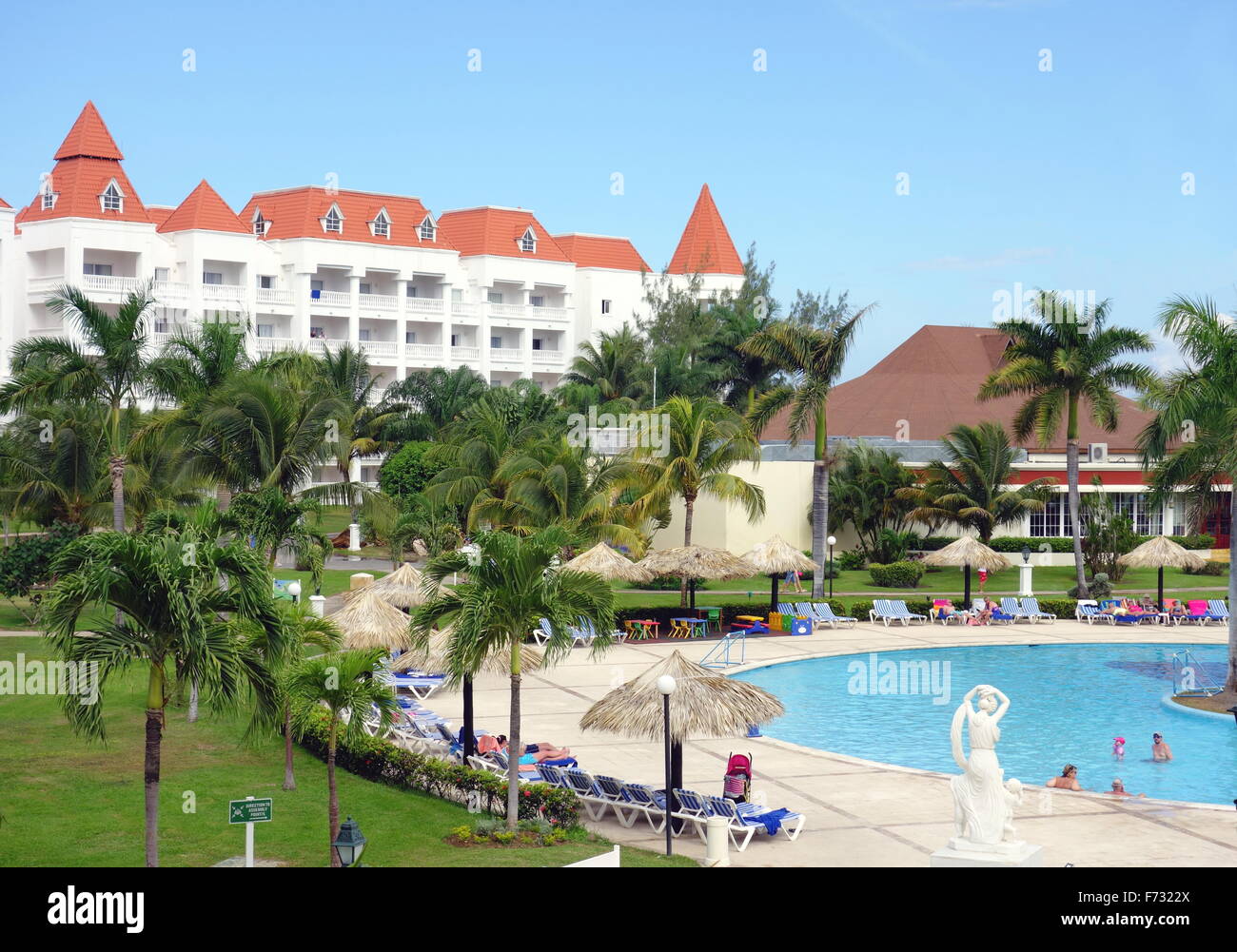 Piscine et une architecture coloniale dans un hôtel à Montego Bay, Jamaïque Banque D'Images