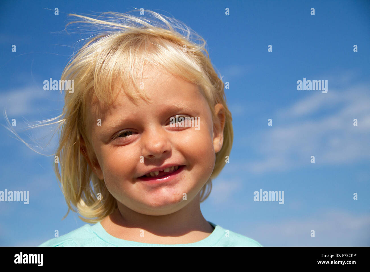 Portrait d'enfant heureux dans le ciel bleu Banque D'Images