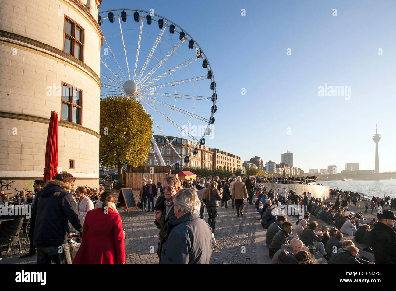 Grande roue dans la vieille ville de Düsseldorf Banque D'Images