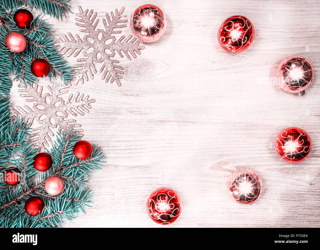 Décorations de Noël sur une planche en bois, de style rétro avec copie espace. Banque D'Images