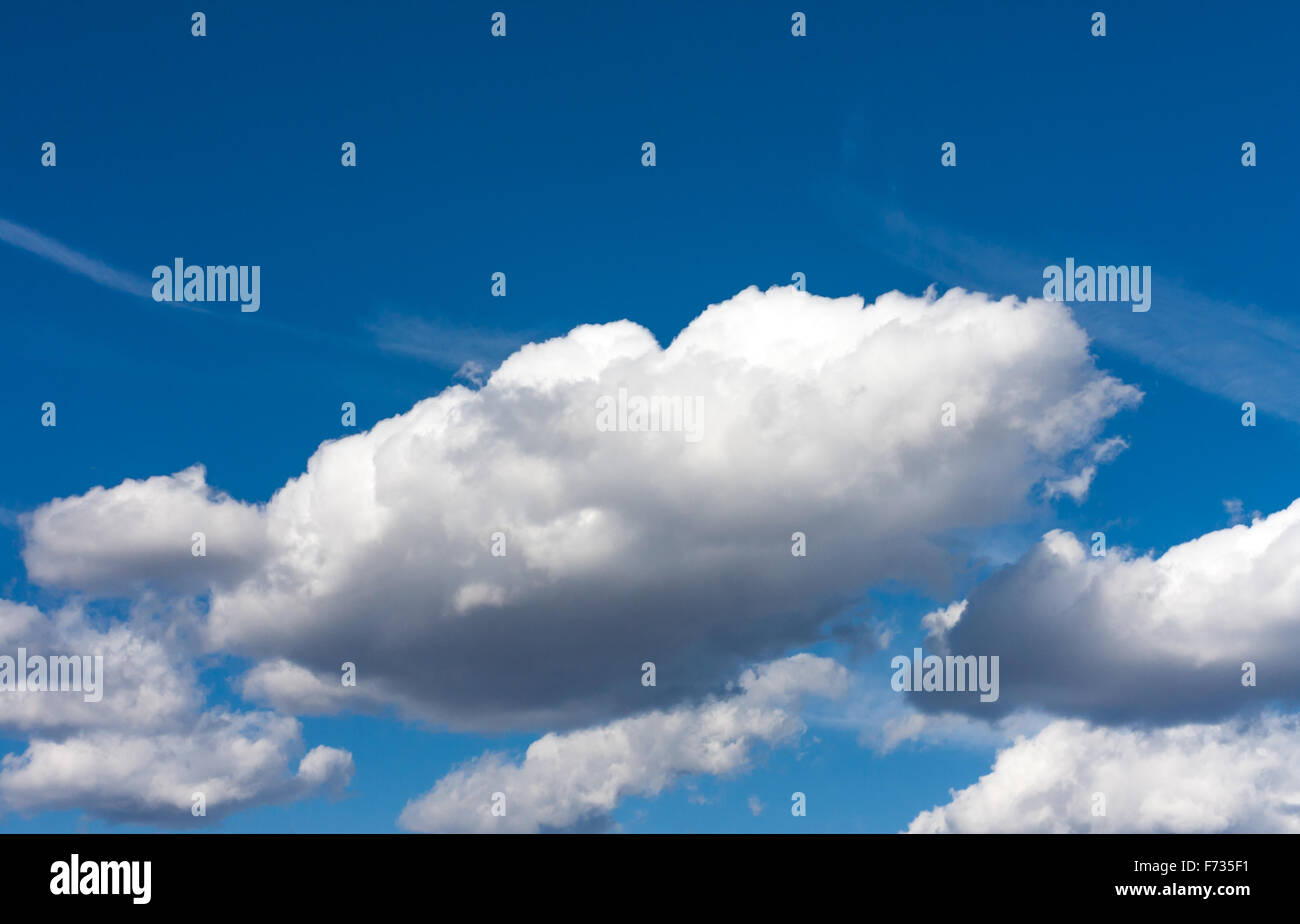 Ciel bleu et nuages blancs sur une journée ensoleillée Banque D'Images