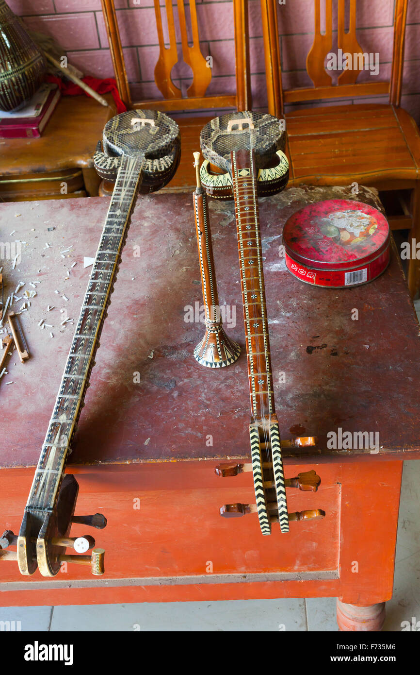 Instrument de musique, boutique de la vieille ville de Kashgar, dans la Région autonome ouïgoure du Xinjiang, en Chine. Banque D'Images