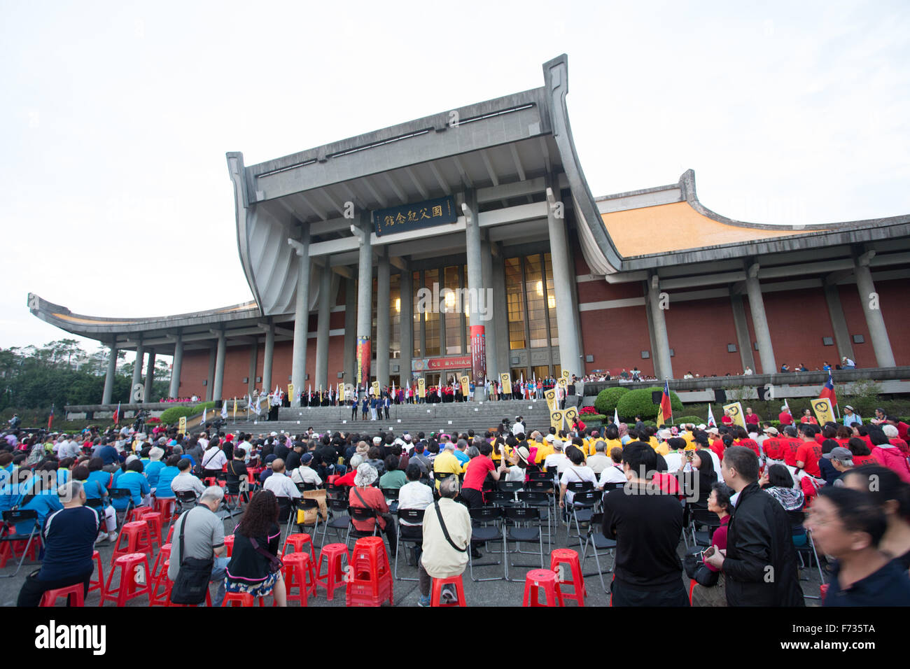 Les gens foule à l'extérieur de Sun Yat Sen Memorial Hall Banque D'Images