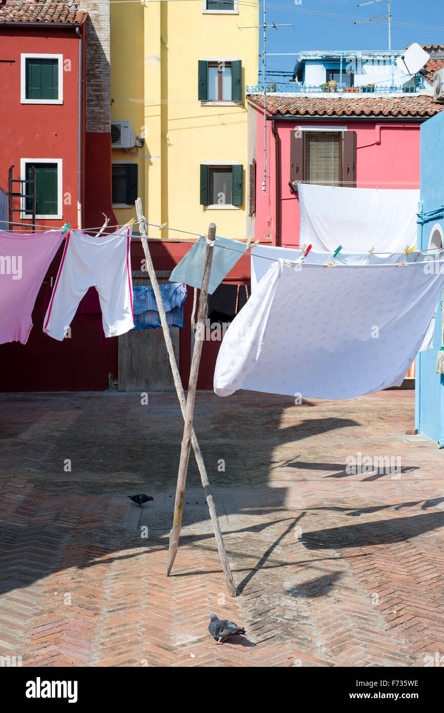 Sur les lignes à l'extérieur lavage blanchisserie maisons colorées sur l'île de Burano, Venise, Italie. Banque D'Images