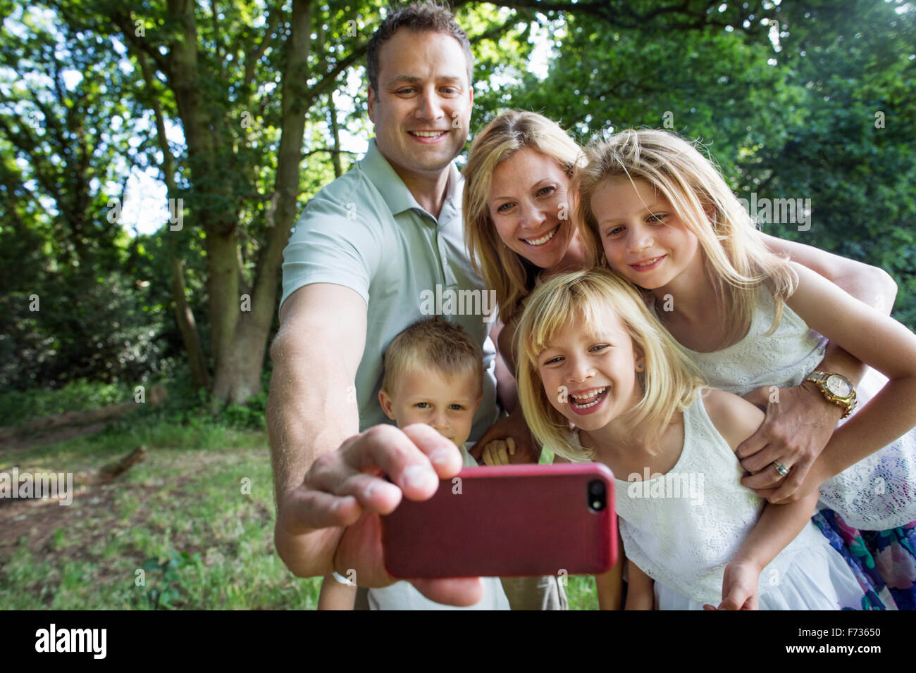 Famille avec trois enfants, en prenant un. selfies Banque D'Images
