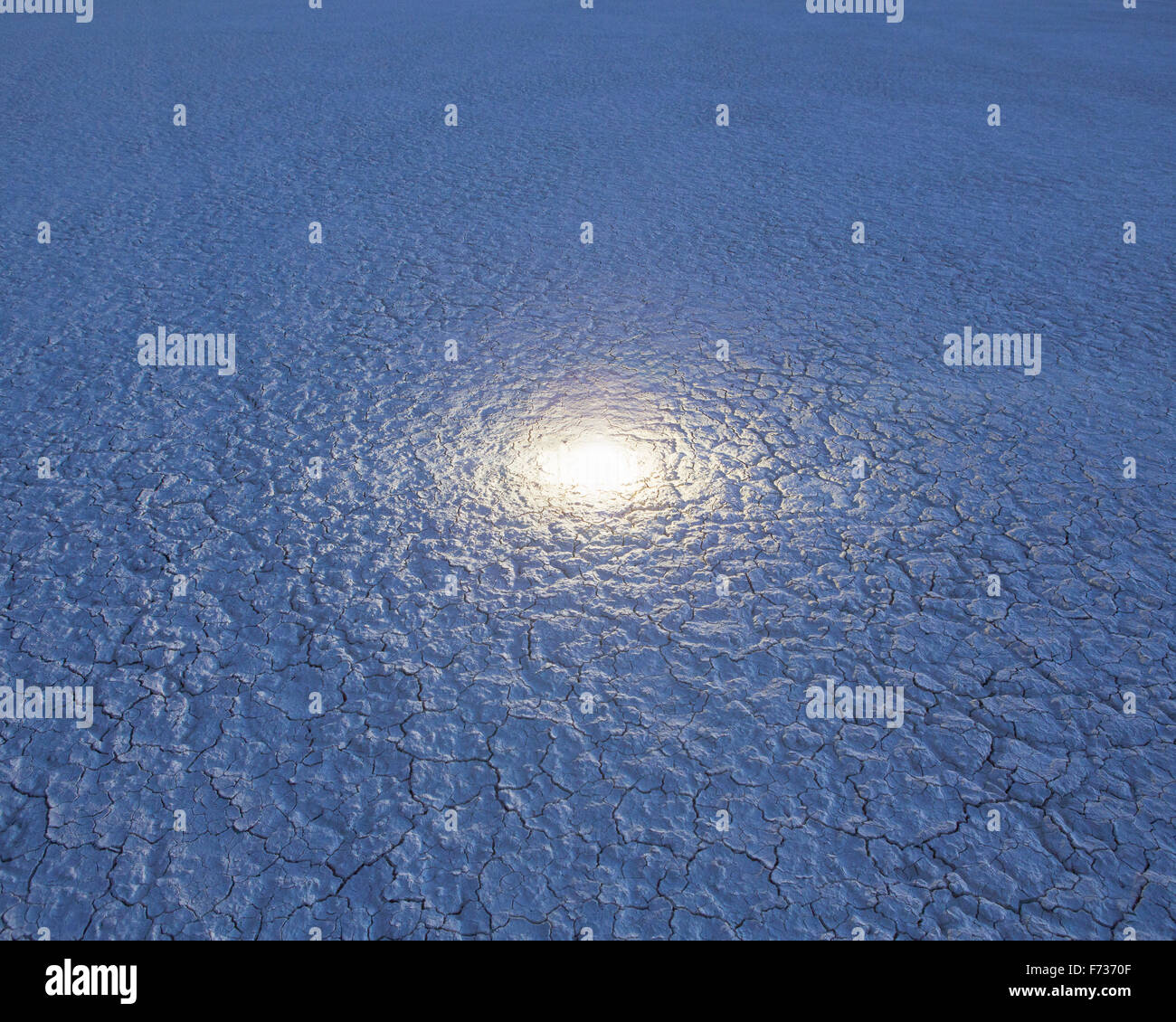 Petite lumière brillante et lumineuse sur la plage au crépuscule Banque D'Images