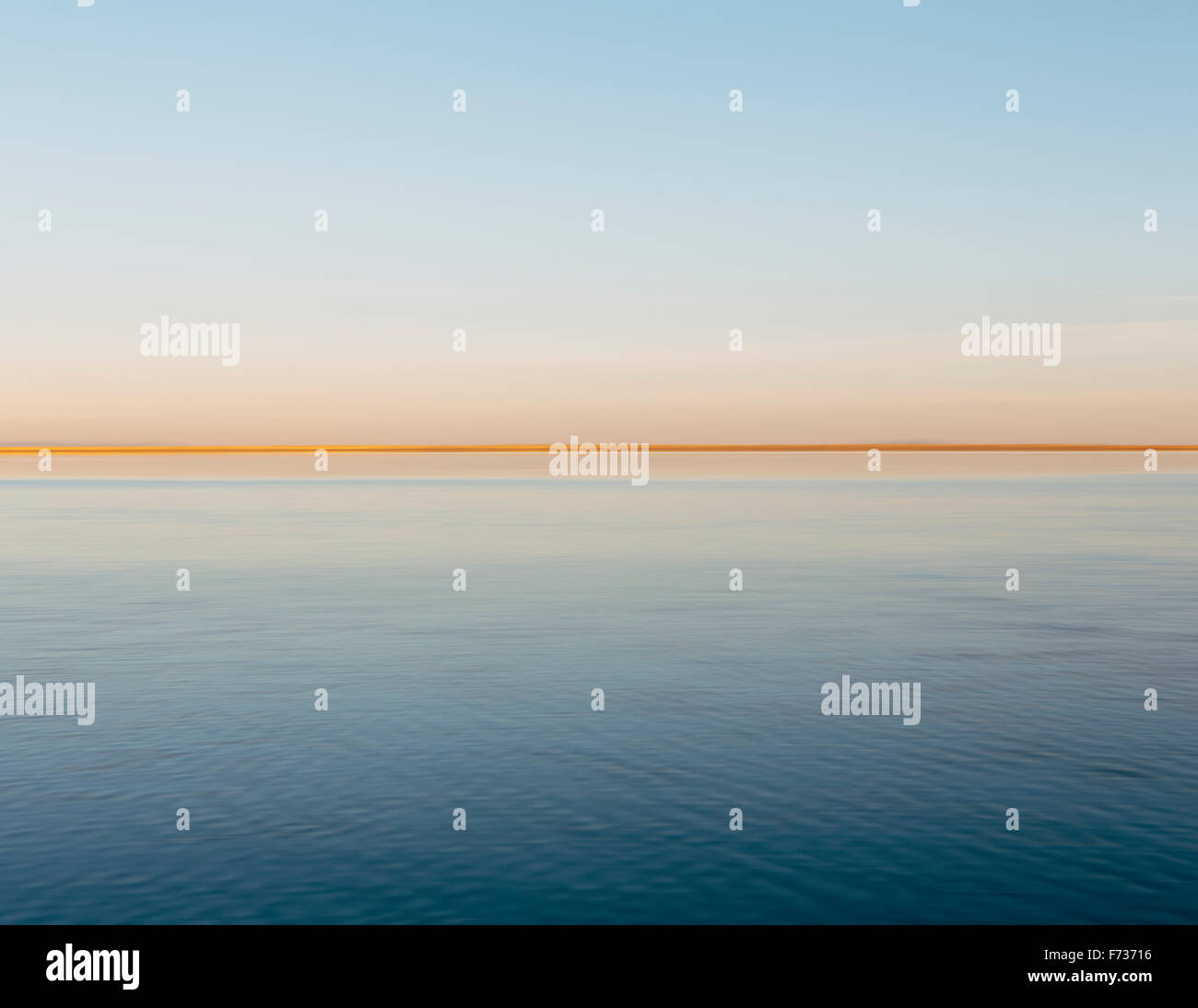La vue de la ligne claire de l'horizon à la jonction de la terre et ciel, de l'autre côté de la surface inondée de Bonneville Salt Flats. Aube lumière, Banque D'Images