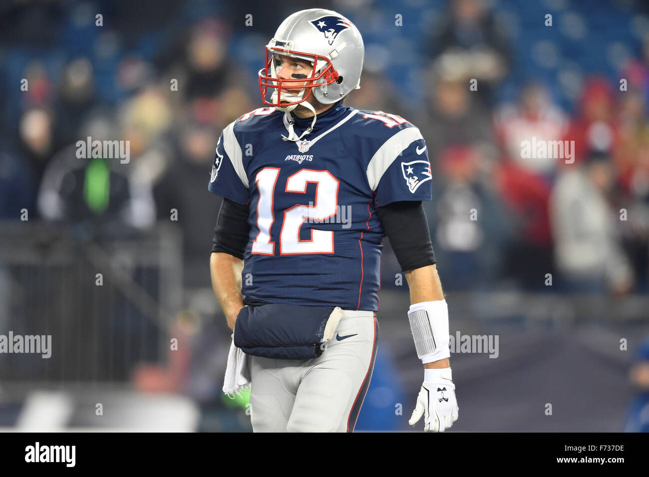 Le temps réglementaire. 23 Nov, 2015. MA, USA : New England Patriots quarterback Tom Brady (12) se réchauffe pour la Ligue nationale de football match entre les Bills de Buffalo et les New England Patriots s'est tenue au Stade Gillette à Foxborough dans le Massachusetts. Nouvelle Angleterre bat Buffalo 20-13 dans le temps réglementaire. Eric Canha/CSM/Alamy Live News Banque D'Images