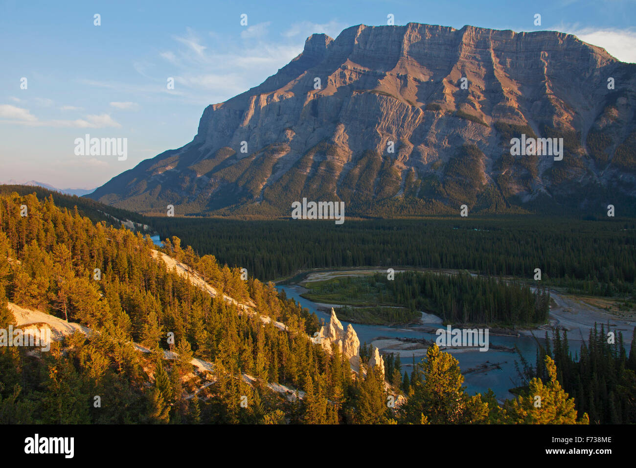 Pyramides de la terre / cheminées dans la vallée de la Bow et le mont Rundle dans le parc national Banff, Alberta, montagnes Rocheuses, Canada Banque D'Images