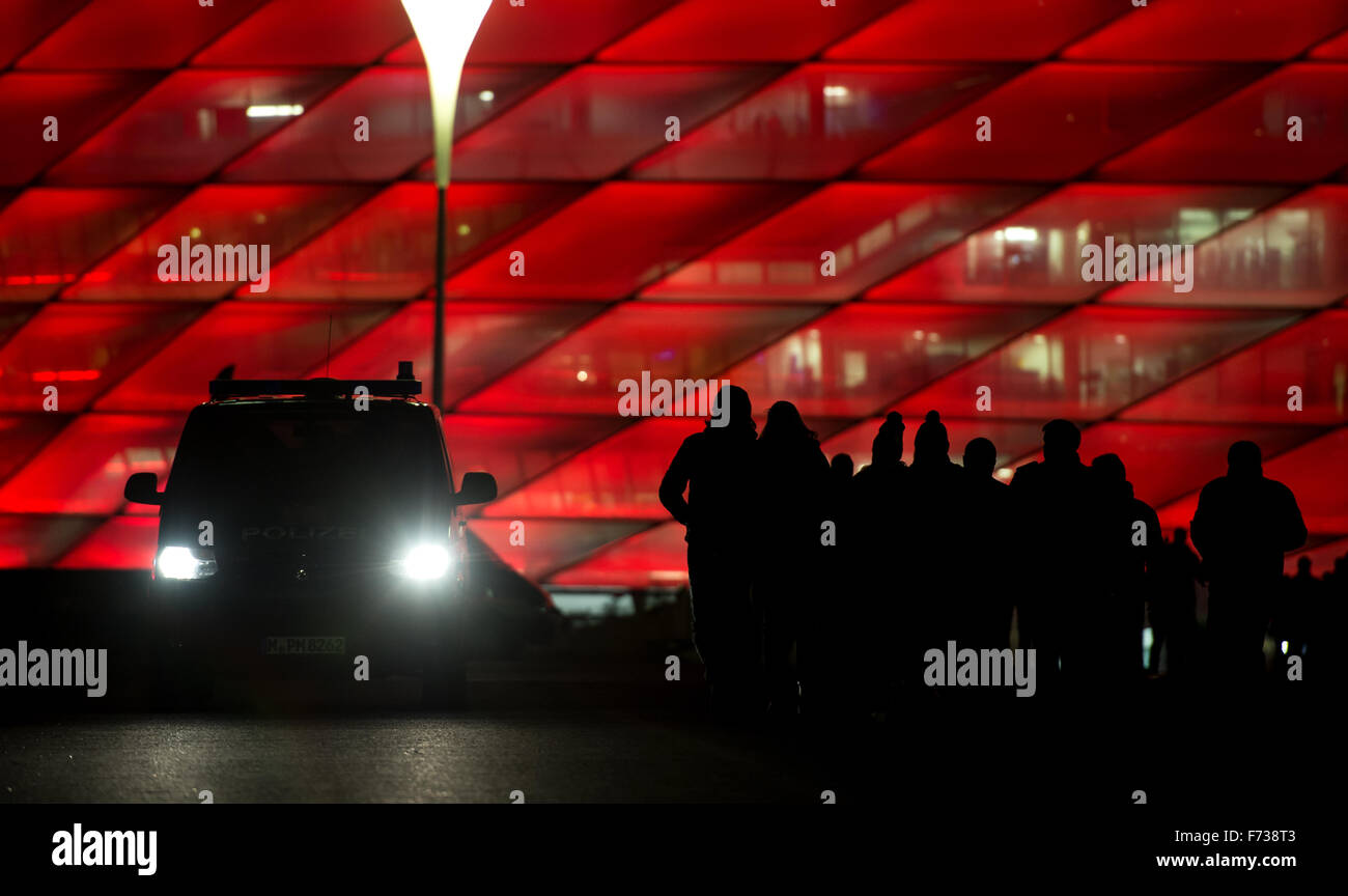 Munich, Allemagne. 24 Nov, 2015. Fans arrivent au stade illuminée en rouge avant la Ligue des Champions Groupe F match de football entre le Bayern Munich et l'Olympiacos F.C. à l'Allianz-Arena à Munich, Allemagne, 24 novembre 2015. Photo : SVEN HOPPE/dpa/Alamy Live News Banque D'Images